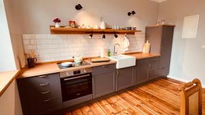 BreeseにあるQuartier Alte Schule Breeseのシンクとコンロのあるキッチン