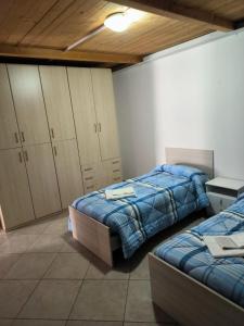 um quarto com duas camas e armários em B&B MoMa RG Bojano em Boiano
