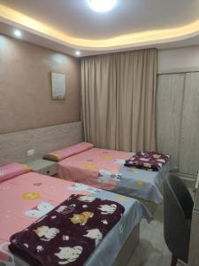 a room with two beds in a room at المعمورة الشاطئ بالاسكندرية شارع سيف وانلي in Alexandria