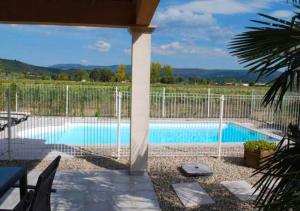 una piscina con una valla alrededor en Villa Patio avec piscine Vallon Pont d'Arc Ardèche, en Sampzon