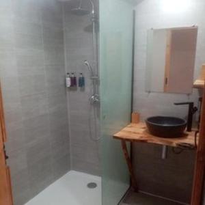 La salle de bains est pourvue d'une douche et d'un lavabo. dans l'établissement Nedleys Glamping, à Saint-Barbant