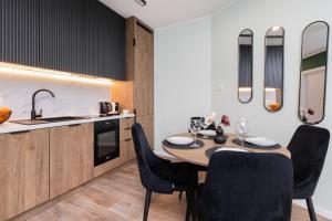 Cuina o zona de cuina de Green Apartment in Gdańsk with Free Access to the Gym and Parking by Renters