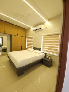 A bed or beds in a room at Thulasi Avenue Inn