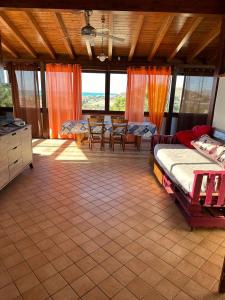 um quarto com uma cama, uma mesa e cadeiras em La Dimora del Sole em Licata