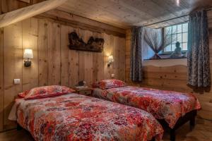 Un pat sau paturi într-o cameră la Chalet Colettine - 7 Pièces pour 12 Personnes 09