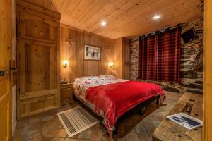 Un pat sau paturi într-o cameră la Chalet Colettine - 7 Pièces pour 12 Personnes 09