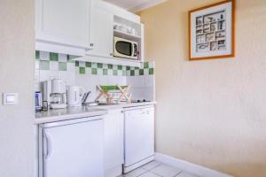 Kuchyňa alebo kuchynka v ubytovaní Résidence Les Embruns - maeva Home - Studio 4 personnes - Confort MAE-0126