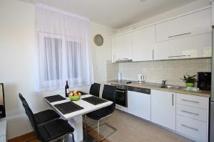 Kuchyň nebo kuchyňský kout v ubytování Apartman BartuLina