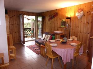 ein Wohnzimmer mit einem Tisch und einem Sofa in der Unterkunft Résidence Les Aiguilles Rouges - 2 Pièces pour 5 Personnes 18 in Les Houches
