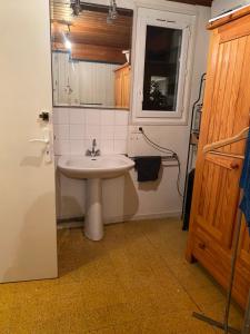 エグファイユ・ドニにあるmaisonnetteのバスルーム(洗面台、窓付)
