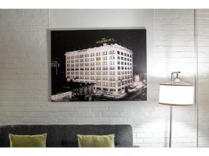 una imagen en blanco y negro de un edificio en una pared en Contemporary 2BR 2BA Apartment by CozySuites, en Indianápolis
