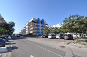 una calle con coches estacionados en el lateral de un edificio en RNET - Blau Marina, en Roses