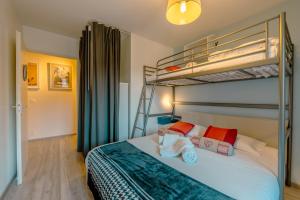 een slaapkamer met een stapelbed bij Cristal Des Houches - Happy Rentals in Les Houches