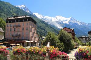 een stad met bloemen en bergen op de achtergrond bij Cristal Des Houches - Happy Rentals in Les Houches