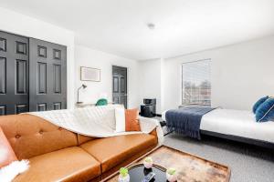 Gallery image of CozySuites CWE Queen Suite in Tower Grove