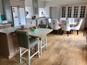 een keuken met een tafel en een fruitschaal bij Beautiful 2 Bedroom Barn in Towcester Northants in Litchborough