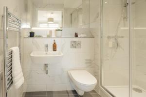 Ванная комната в Luxury 2 bed Apartment Cherrywood Dublin 18