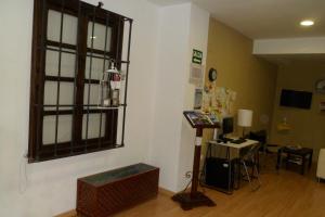 Telewizja i/lub zestaw kina domowego w obiekcie Granada Old Town Hostel
