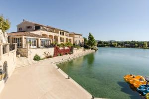 ein Haus am Ufer eines Flusses in der Unterkunft Village Pont Royal en Provence - maeva Home - Appartement cosy 2 Pièces 7 Perso in Mallemort