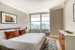 a bedroom with a bed and a large window at CozySuites 800 Tower 1BR w sky pool, gym! 26 in Louisville