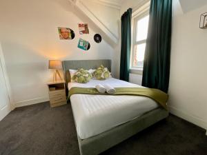 A bed or beds in a room at HNFC Stays - Spacious house w/ all essentials - 3b