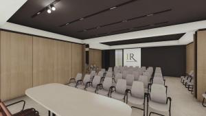 een vergaderzaal met een witte tafel en stoelen bij Regent Resort Budva in Pržno