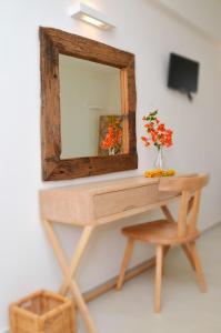 A television and/or entertainment centre at Keros Art Hotel