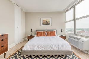a bedroom with a bed and a large window at CozySuites 800 Tower 1BR w sky pool, gym! 05 in Louisville