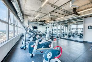 een fitnessruimte met cardio-apparatuur en loopbanden bij CozySuites 800 Tower 1BR w sky pool, gym! 05 in Louisville