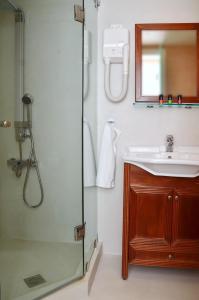 A bathroom at Keros Art Hotel
