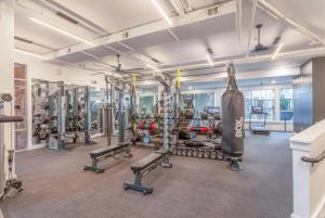 een fitnessruimte met veel apparatuur in een kamer bij CozySuites Modern Midtown Loft 21 in Nashville
