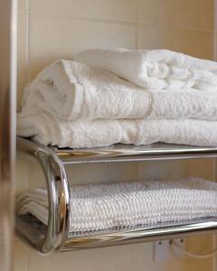 - un ensemble de serviettes sur un porte-serviettes dans la salle de bains dans l'établissement The Dashwood, à Kirtlington