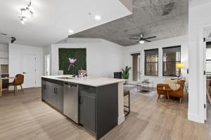 cocina y sala de estar con una isla en el centro en TWO CozySuites Modern Midtown Loft 25 & 20, en Nashville