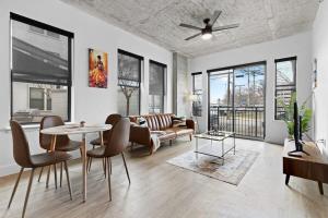 sala de estar con sofá y mesa en TWO CozySuites Modern Midtown Loft 25 & 20, en Nashville