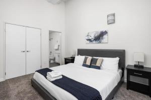 Giường trong phòng chung tại BOLD 2BR 2BA In The Block Apartment by CozySuites