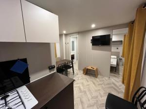 Zimmer mit Küche und Wohnzimmer in der Unterkunft Arcobaleno Village H in Marina di Bibbona