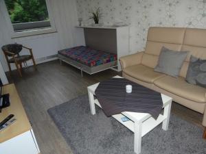 sala de estar con sofá y mesa de centro en Gesa Kronenberger, en Scharbeutz