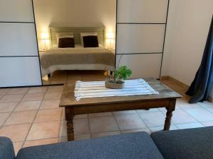 Zimmer mit einem Bett und einem Tisch mit einem Spiegel in der Unterkunft l'épicurieux in Chonas-lʼAmballan
