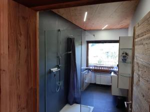 A bathroom at Exklusiv Apartment Sonnenalp Még 37 kép