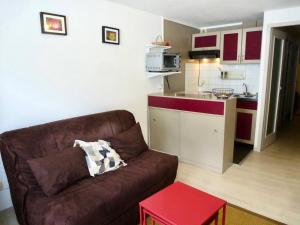 een woonkamer met een bank en een keuken bij Résidence Europe - Studio pour 5 Personnes 294 in Barèges