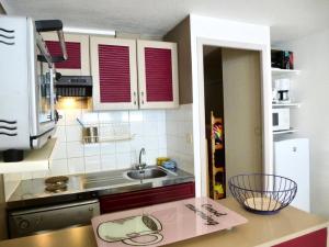 een kleine keuken met een wastafel en een aanrecht bij Résidence Europe - Studio pour 5 Personnes 294 in Barèges
