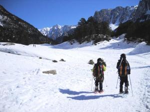 twee mensen op ski's in de sneeuw op een berg bij Résidence Europe - Studio pour 5 Personnes 294 in Barèges