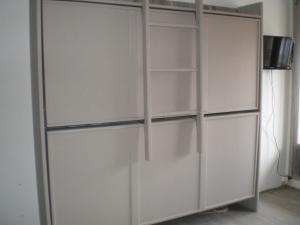 ein Schrank mit weißen Türen und Regalen in der Unterkunft maeva Home - Studio 2 personnes plages et criques in Bormes-les-Mimosas