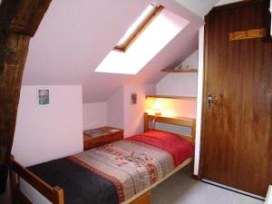 een kleine slaapkamer met een bed op zolder bij Résidence Casino - 2 Pièces pour 5 Personnes 304 in Barèges