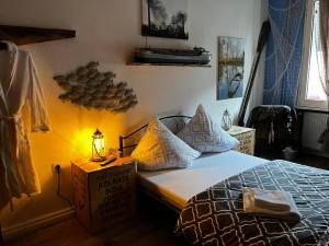 ein Schlafzimmer mit einem Bett und einem Kasten darauf in der Unterkunft Touchdown21 in Karlsruhe