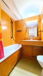 een badkamer met een bad, een wastafel en een toilet bij Résidence Andromede - Studio pour 4 Personnes 19 in Flaine