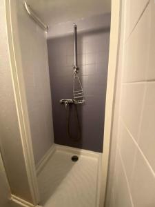 uma casa de banho com chuveiro em Résidence Ramond - 2 Pièces pour 5 Personnes 314 em Barèges