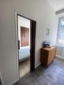 uma sala com um quarto com uma cama e um espelho em Résidence Ramond - 2 Pièces pour 5 Personnes 314 em Barèges