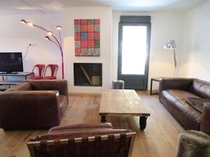 een woonkamer met leren banken en een salontafel bij Résidence Val Des Thermes - 5 Pièces pour 8 Personnes 334 in Barèges