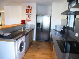 een keuken met een koelkast en een wasmachine bij Résidence Val Des Thermes - 5 Pièces pour 8 Personnes 334 in Barèges
